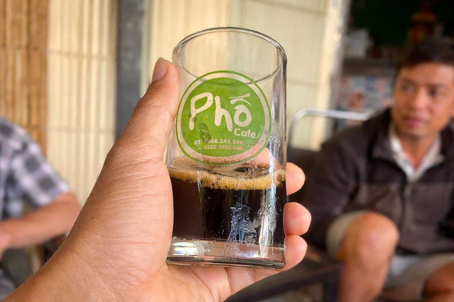 Khách uống cà phê tại quán